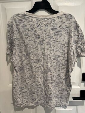 Express White Short-Sleeve Tee with Light Gray Leaf Print